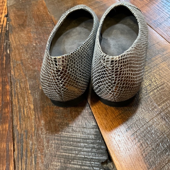 Vionic Women’s Cabello Pointed Toe Flats Gunmetal Snake Size 6 Orthotic Comfort - Picture 6 of 8